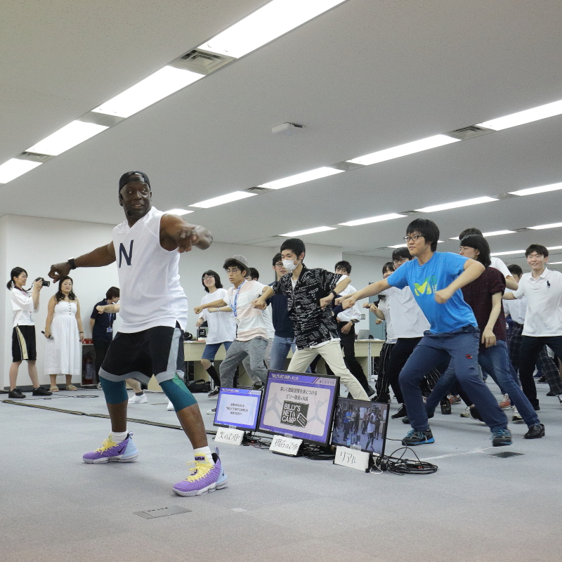 高校生に指導するビリー隊長