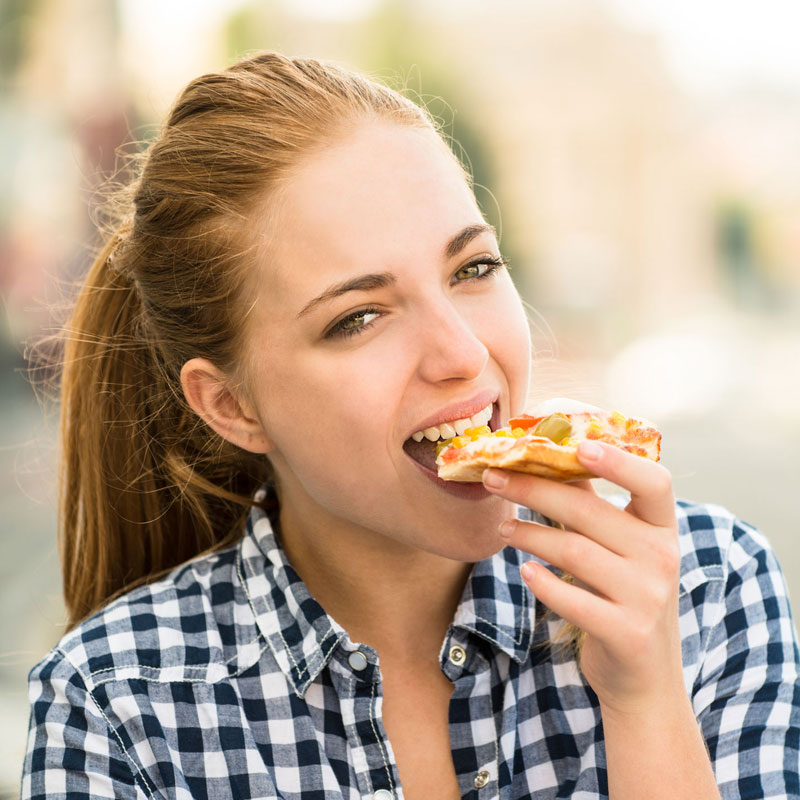 食べすぎてる女性