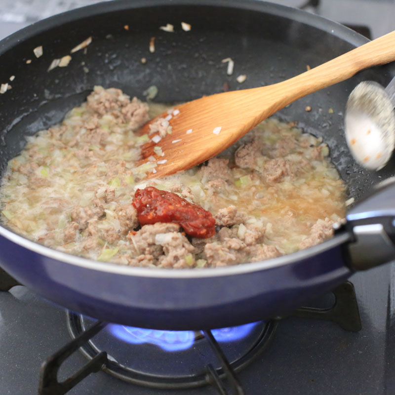 冷やしタンタンの材料を鍋で炒めている様子