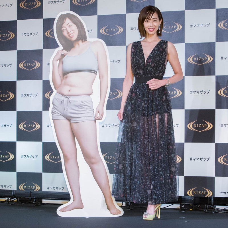 ダイエット前のパネルの横に立つ井上和香