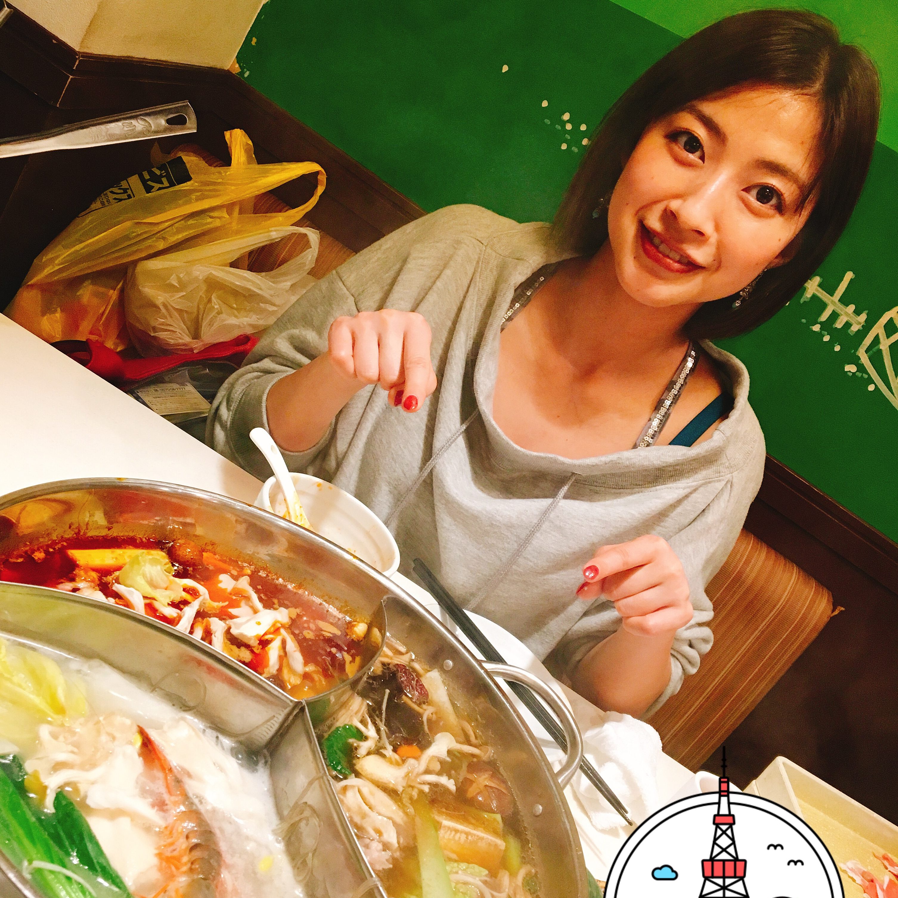 齋藤はるかさんが火鍋を食べている