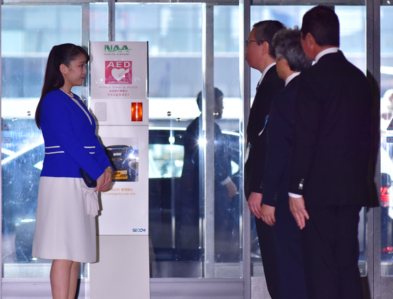 空港で3人の男性と向き合われる眞子さま