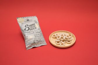 コオロギのスナック菓子って？コンビニで買える昆虫食『スーパーコオロギ玄米スナック』にトライ…