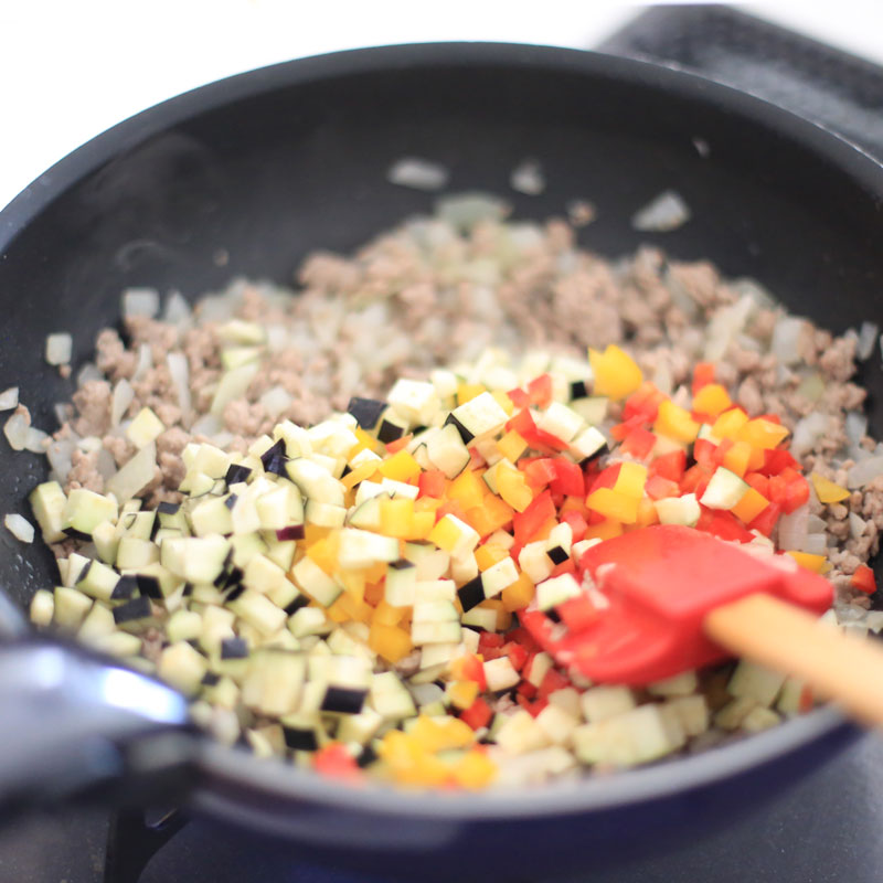 「ドライ和カレー」の材料をフライパンで炒めている