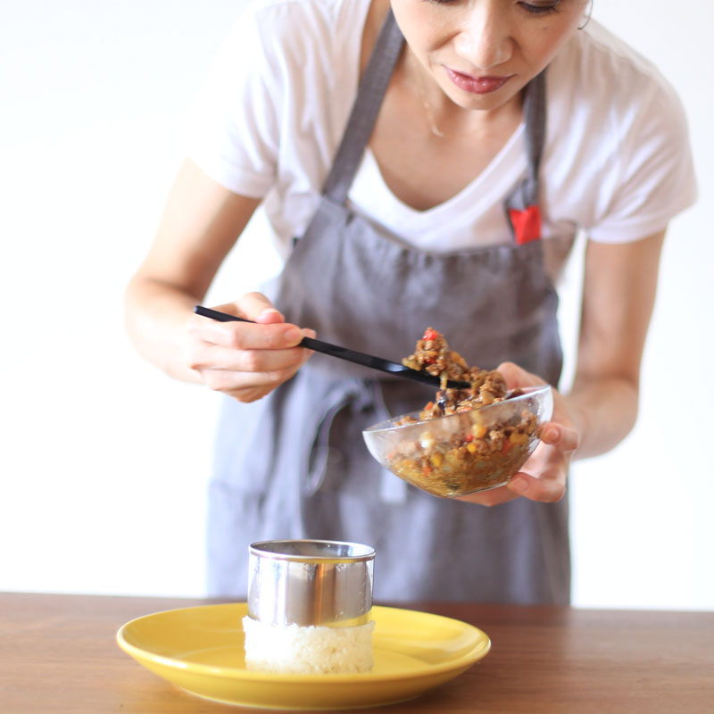 「ドライ和カレー」を盛り付ける市橋有里