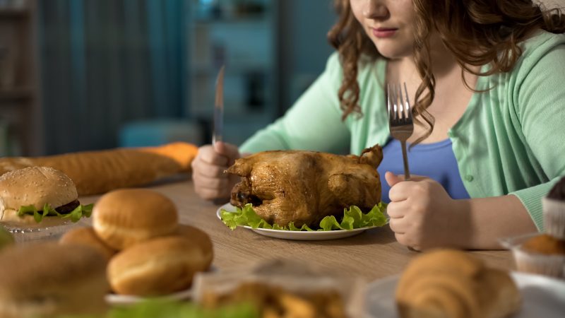 食事をがまんしている女性