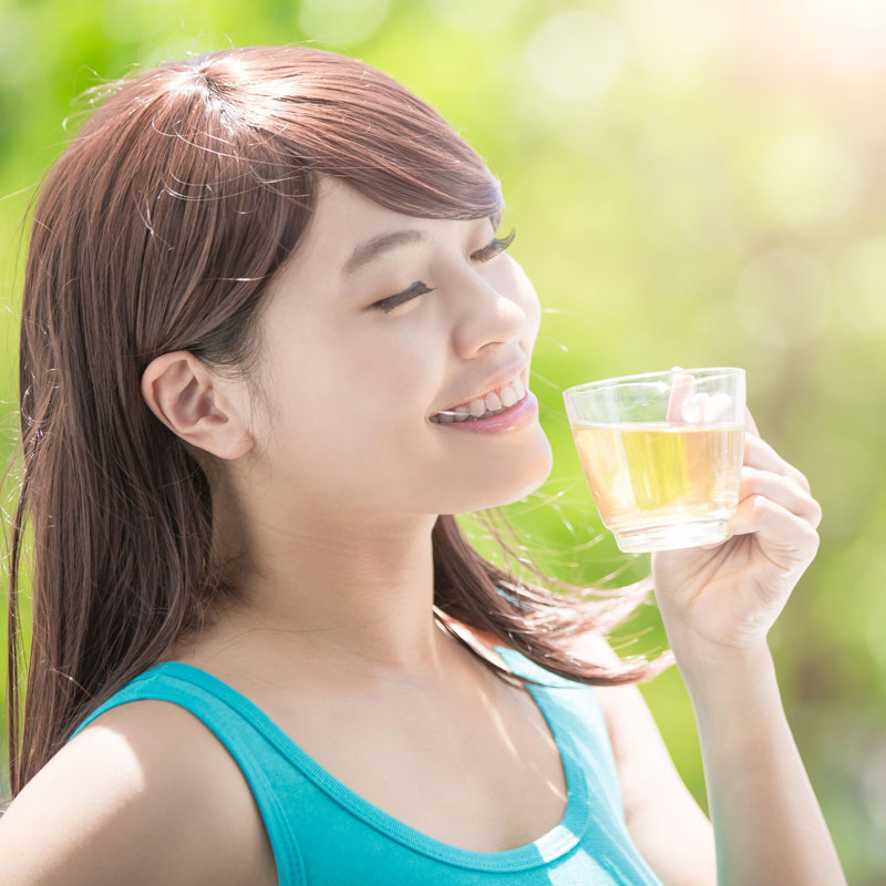 緑茶を飲んでいる女性