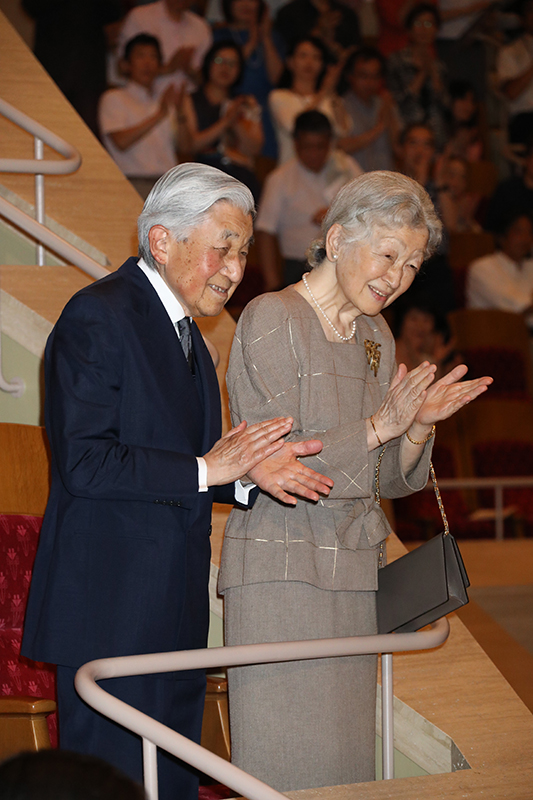 立って拍手を贈られる上皇陛下（85）と上皇后美智子さま（84）