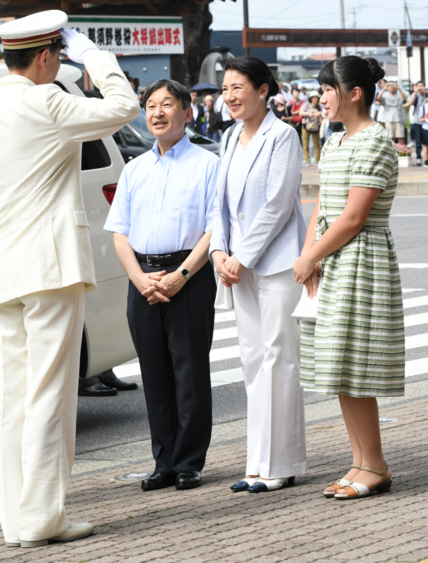 敬礼する運転手に微笑みを向けられる天皇、雅子皇后、愛子さま