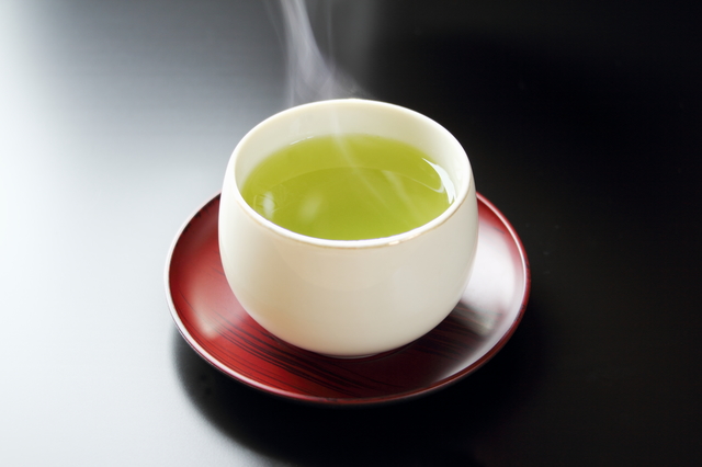 緑茶が茶碗に入っている