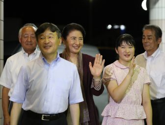 天皇ご一家の夏休み｜雅子さまはワインカラーで統一した完璧トラベルファッション