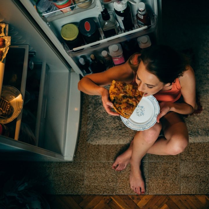 夜食を食べる女性