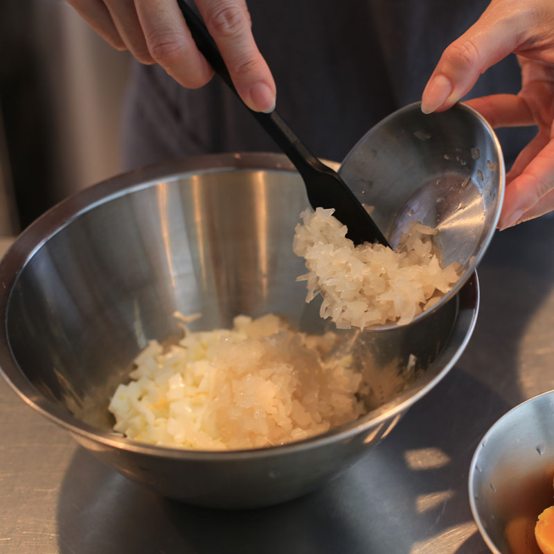 「食べるタルタル」を作っているところ