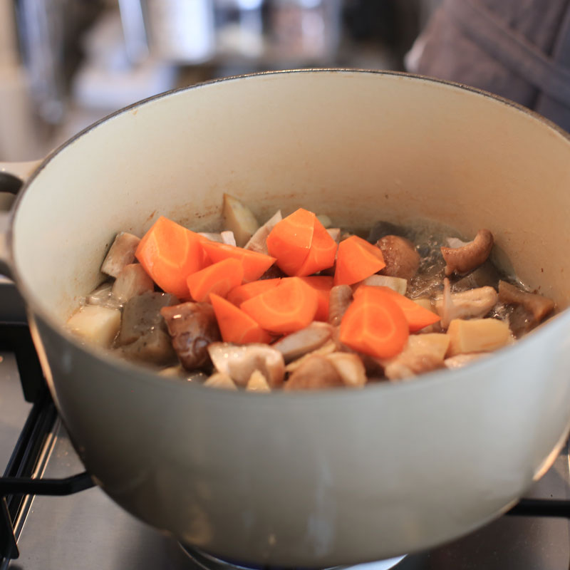 「デトックス筑前煮」を鍋で作っている