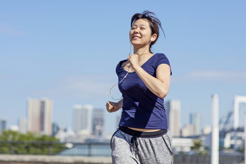 ランニングをする女性