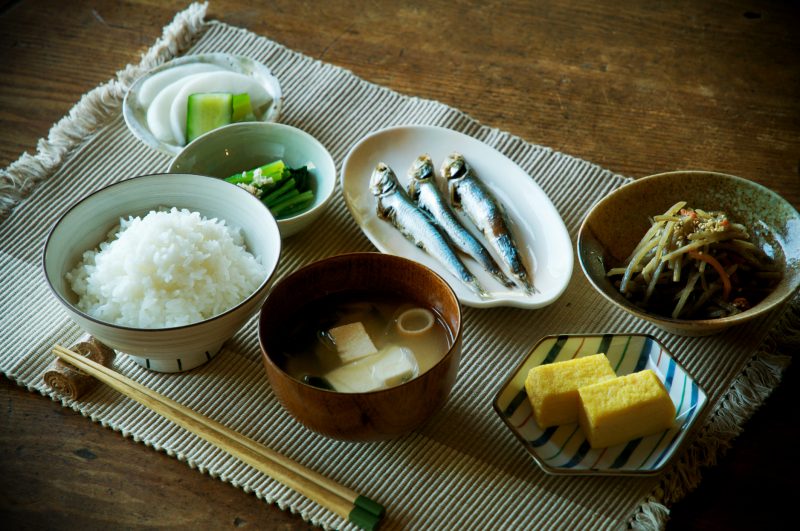 和朝食がテーブルに並んでいる