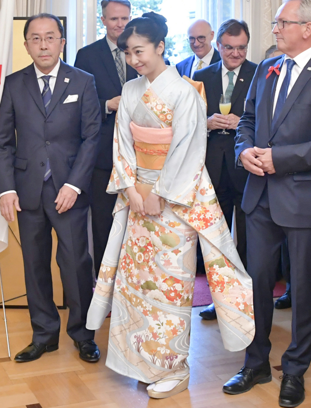 さまざまな花や紅葉に流水文を合わせた大振り袖姿で微笑む佳子さま