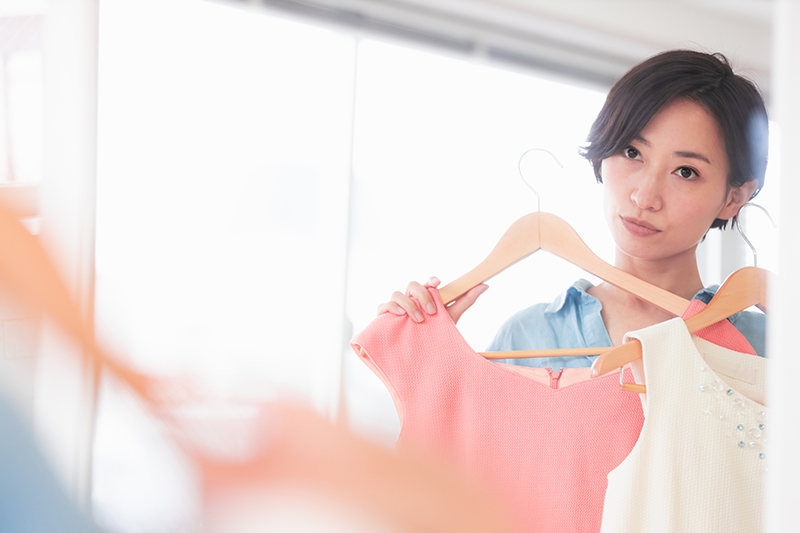 クローゼットは冷蔵庫と同じ！賞味期限と消費期限をチェック（写真／PIXTA）