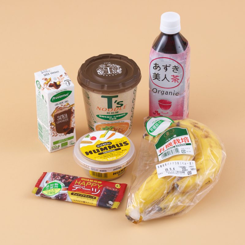 UHA味覚糖のHAPPYデーツ チョコブラウニーとプロヴァメル　オーガニック 豆乳飲料チョコレート味 250mlとくらこんのKurakon HUMMUS　ORIGINALとヤマダイのニュータッチ T’ｓNOODLE担担麺と遠藤製餡のあずき美人茶 500mlとナチュラルローソンの有機栽培バナナ3P