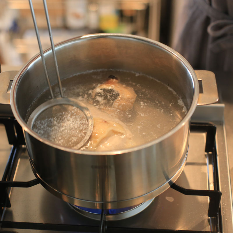 鶏むね肉を湯がいてる様子