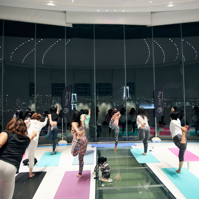 「YOGA Trip」によるチャペルヨガ「Hilton TOKYO DAIBA session」に参加する女性たち