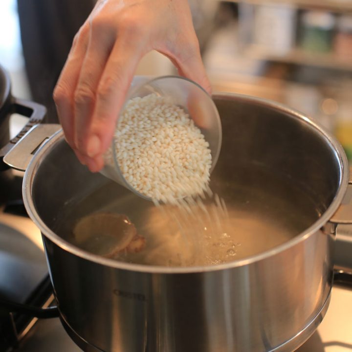 「鶏がゆ」を作ってる様子