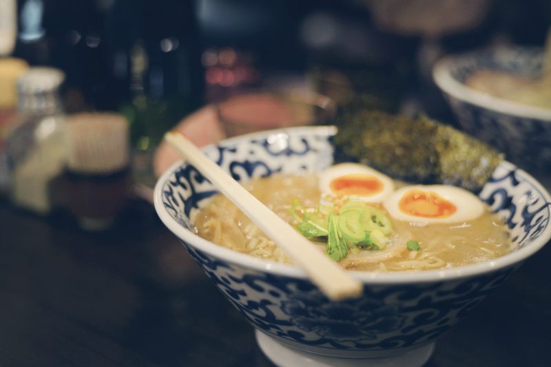 ラーメンがテーブルに置かれている