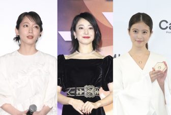 菅野美穂は色気ムンムンの黒ドレス！女優4人の美しき黒白コーデ【ファッションチェック】