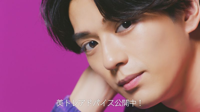 明治のウェブ動画「日替り美トレアドバイス」に出演する新田真剣佑