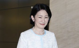 53歳紀子さま、肌映え抜群の白率高め”誕生日ファッション“