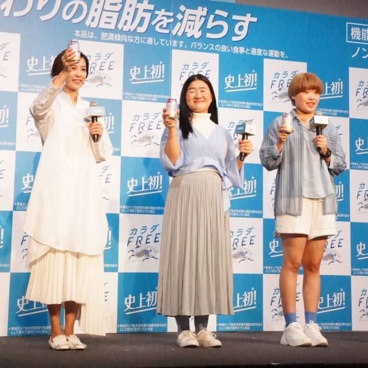 『キリン カラダFREE（フリー）』の完成披露発表会に登場した木村佳乃とガンバレルーヤ