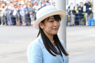 眞子さま、大人かわいいペールカラーで爽やかな秋の着こなし