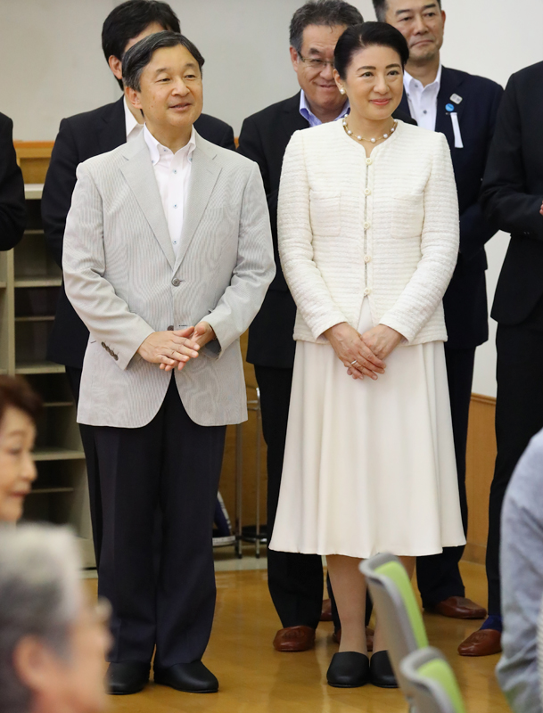 長めのフレアスカートにジャケットを羽織られた雅子さま