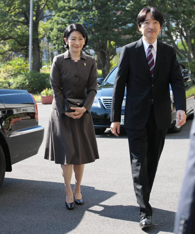 11月7日、独立行政法人国立公文書館で開催された、天皇陛下の御即位を記念した特別展「行幸―近 現代の皇室と国民―」を訪れた秋篠宮殿下と紀子さま