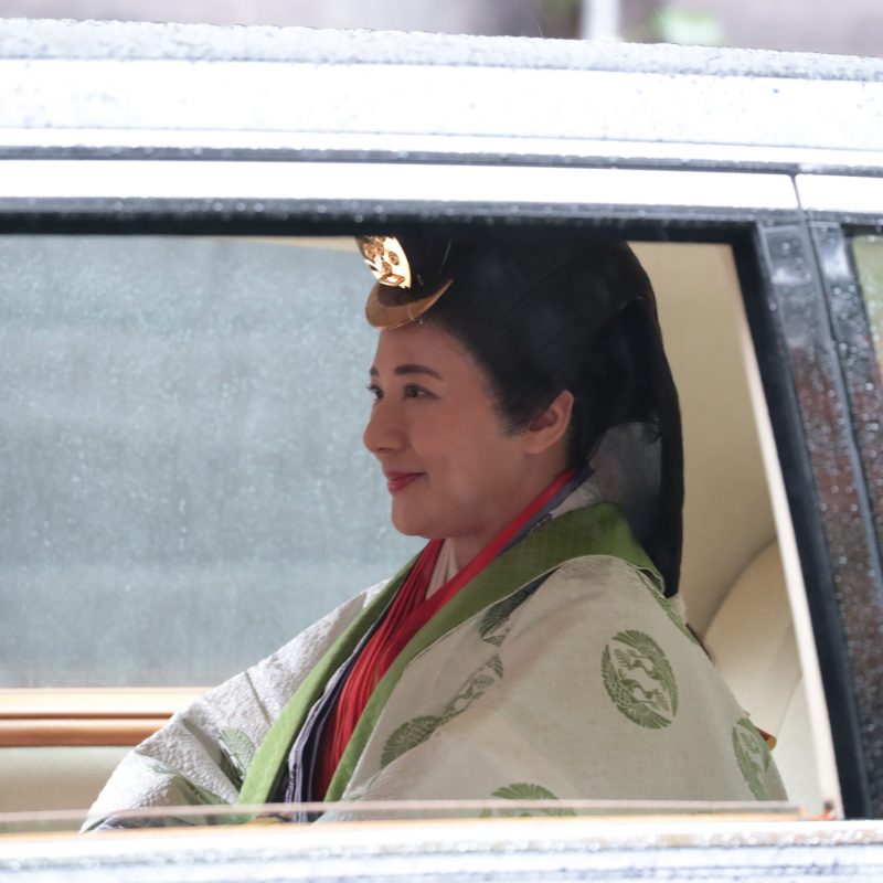 11月22日十二単をお召しになり車に乗る雅子さま