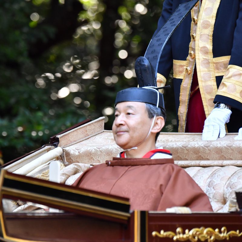 黄櫨染御袍と呼ばれる束帯姿の天皇陛下（2019年11月、Ph／JMPA）