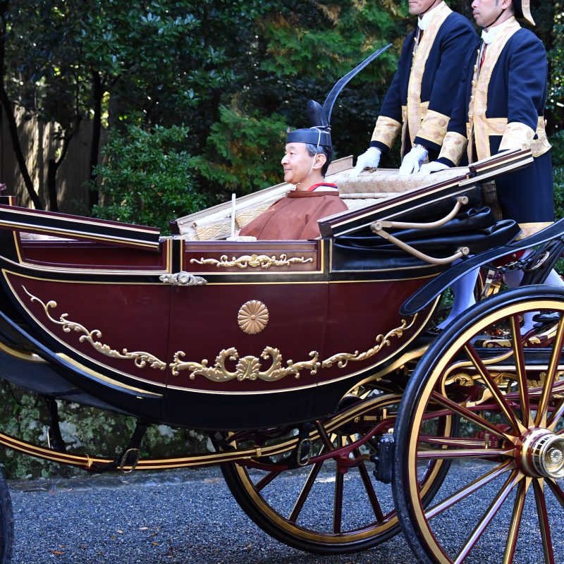 馬車で参道を進み、正殿で拝礼された（2019年11月、Ph／JMPA）