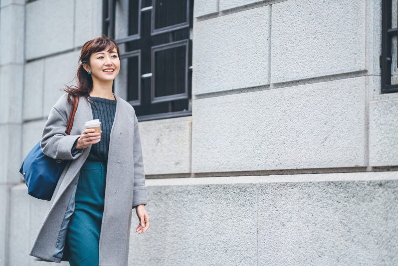 オフィス街を歩く女性