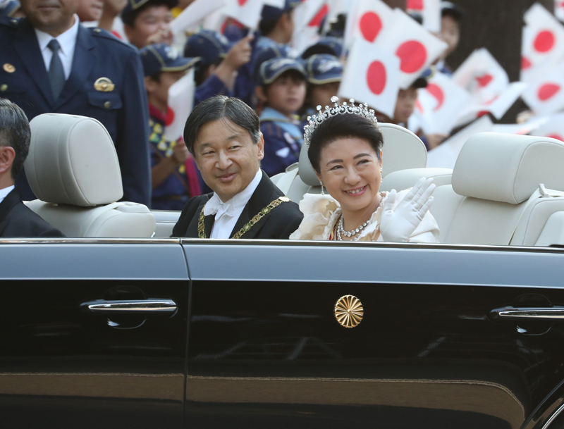 11月10日「祝賀御列の儀」にて、笑顔を見せられる天皇陛下と手を振られる雅子さま（撮影／祝賀御列の儀 取材班）