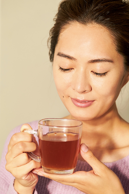 しょうが紅茶を飲んでいる女性