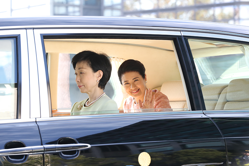 お車からお手振される雅子さま