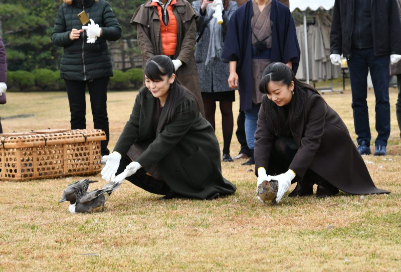 眞子さまはグリーン系、佳子さまはボルドー系のコートをそれぞれ羽織っていらした