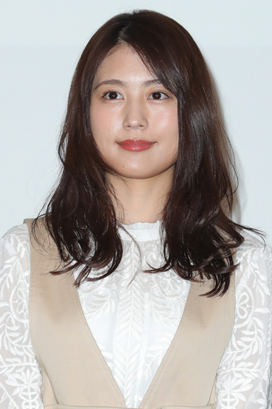 毛先にふんわりパーマをかけたロングヘアの有村架純