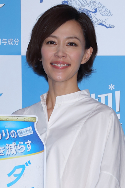 耳の下あたりまでのショートヘアの木村佳乃