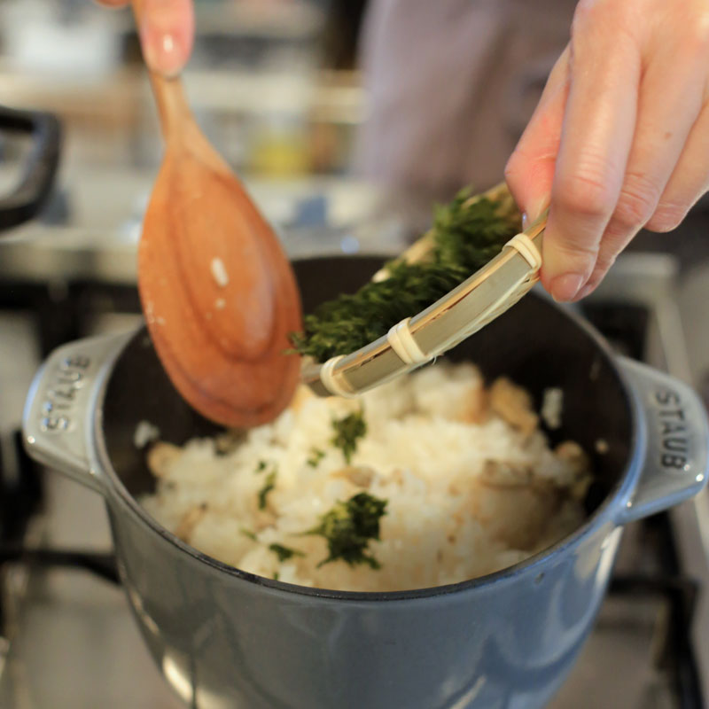 「あさりとあおさ海苔の炊き込みご飯」を作っているところ