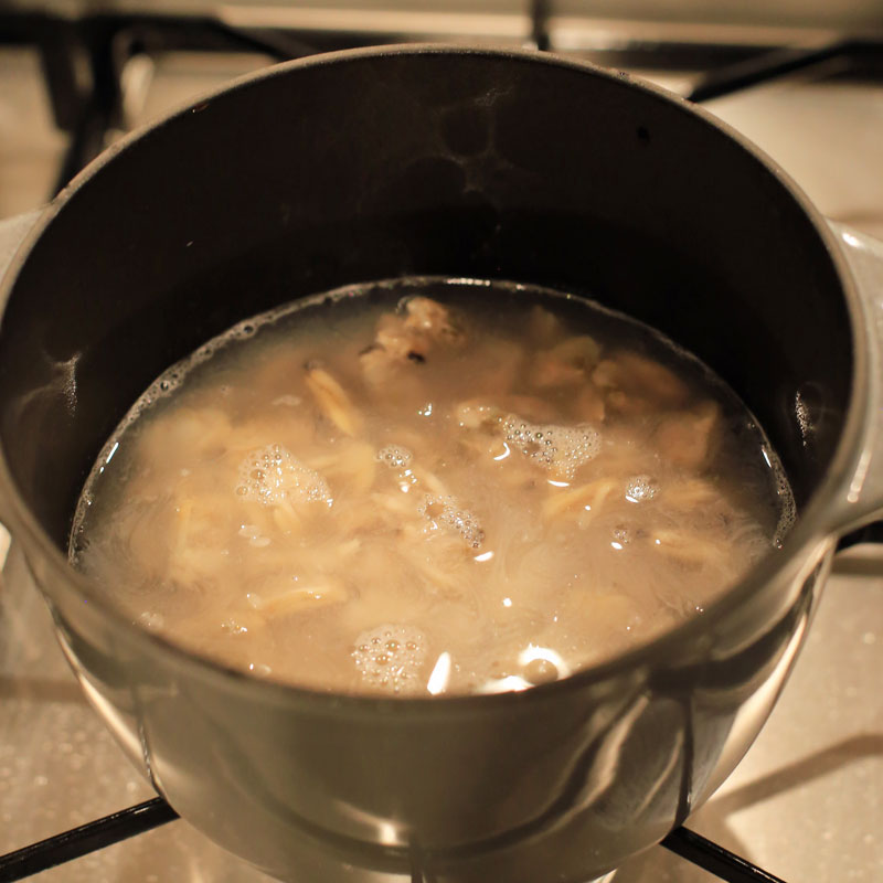 「あさりとあおさ海苔の炊き込みご飯」を作っているところ