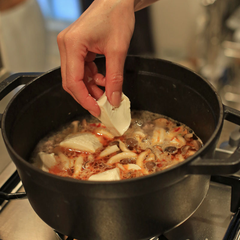 市橋有里がレシピ考案した「納豆タンタンスープ」を作っているところ