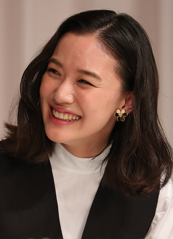 蒼井優が花モチーフのイヤリングをつけている