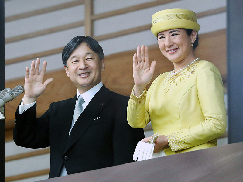 一般参賀でお手振りされる天皇陛下と雅子さま