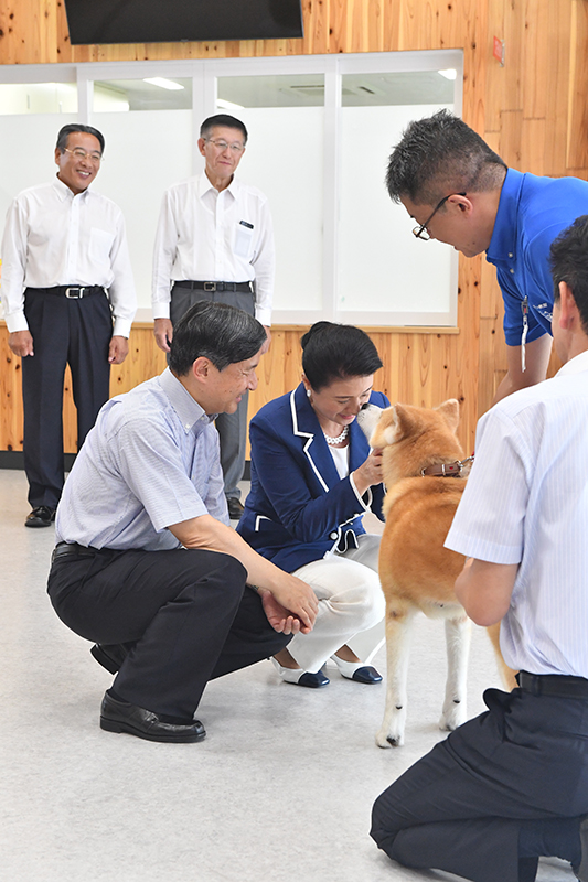 天皇陛下と皇后雅子さまが膝を折り、秋田犬と笑顔で触れ合っていらっしゃる